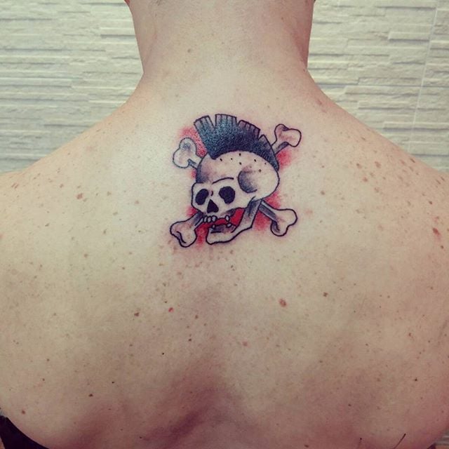 tatuaje hombre en la espalda 11