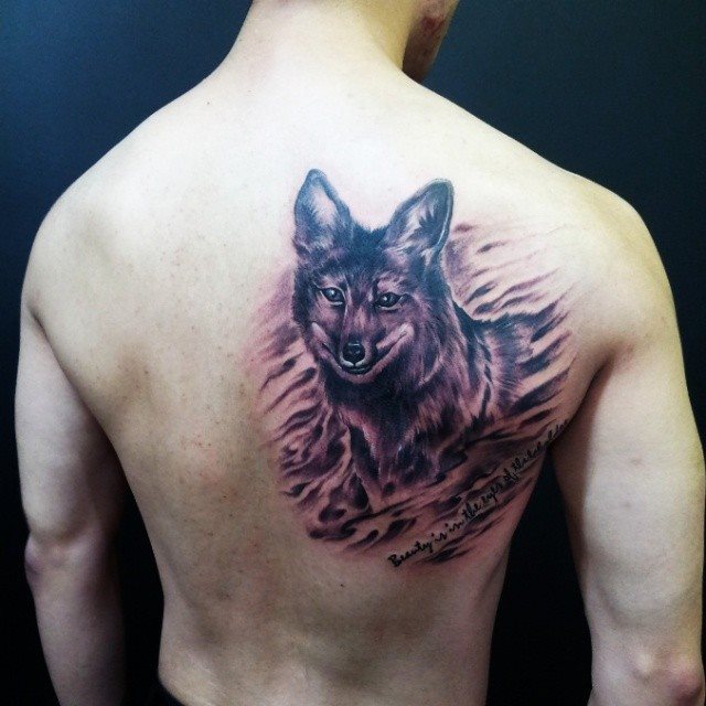 tatuaje hombre en la espalda 131