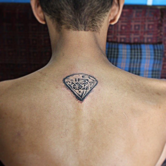 tatuaje hombre en la espalda 141