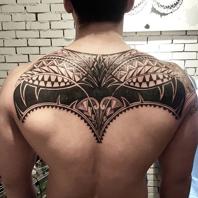 tatuaje hombre en la espalda 151