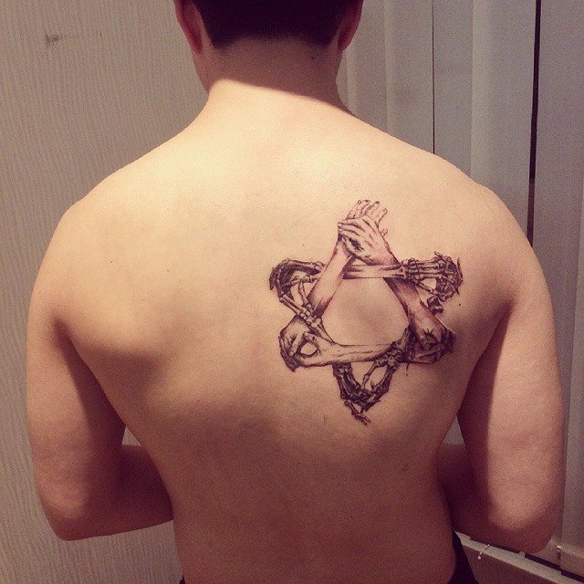 tatuaje hombre en la espalda 191