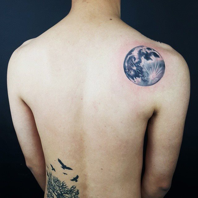 tatuaje hombre en la espalda 201
