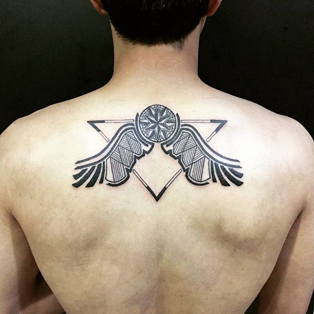tatuaje hombre en la espalda 241