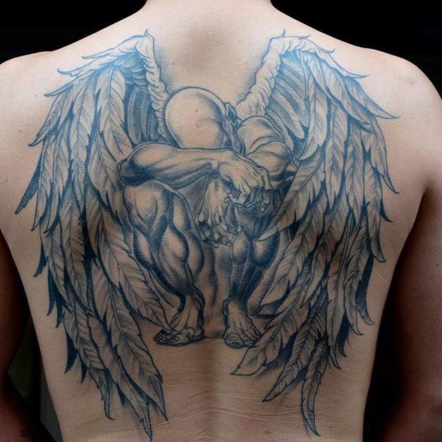 tatuaje hombre en la espalda 31