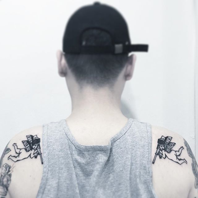 tatuaje hombre en la espalda 321