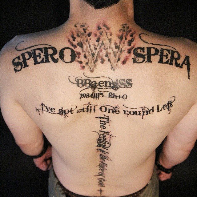 tatuaje hombre en la espalda 341