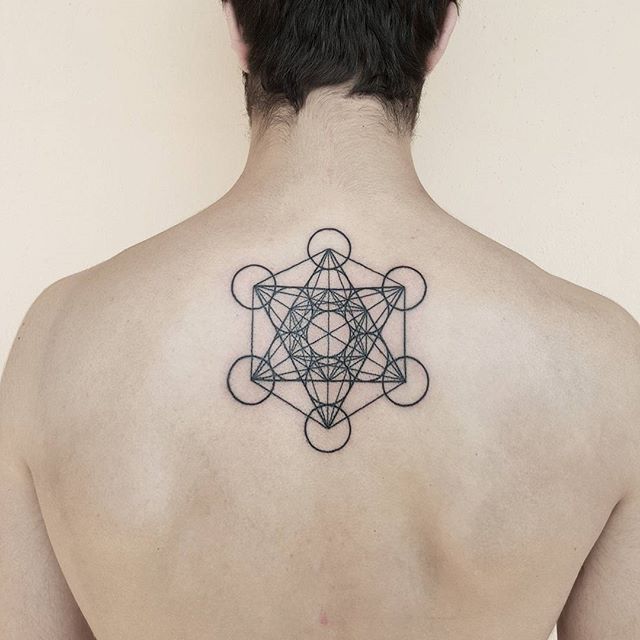 tatuaje hombre en la espalda 351