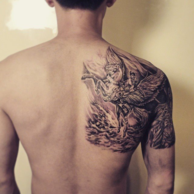 tatuaje hombre en la espalda 361