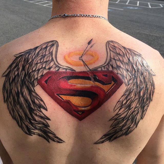tatuaje hombre en la espalda 41