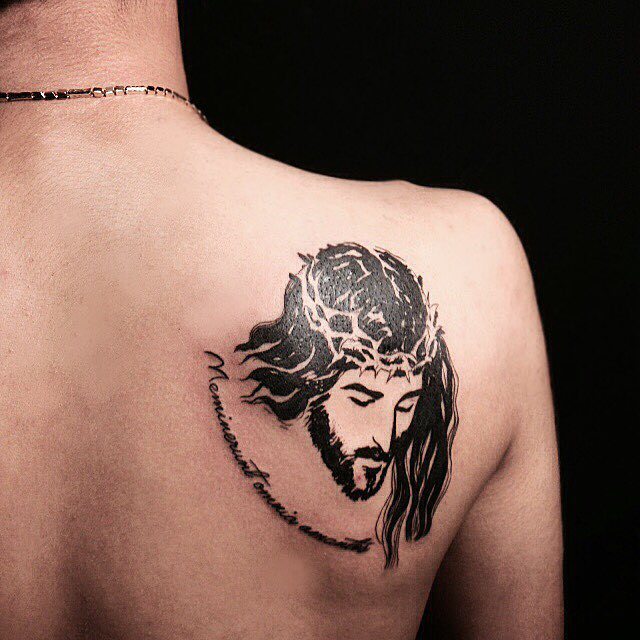 tatuaje hombre en la espalda 411