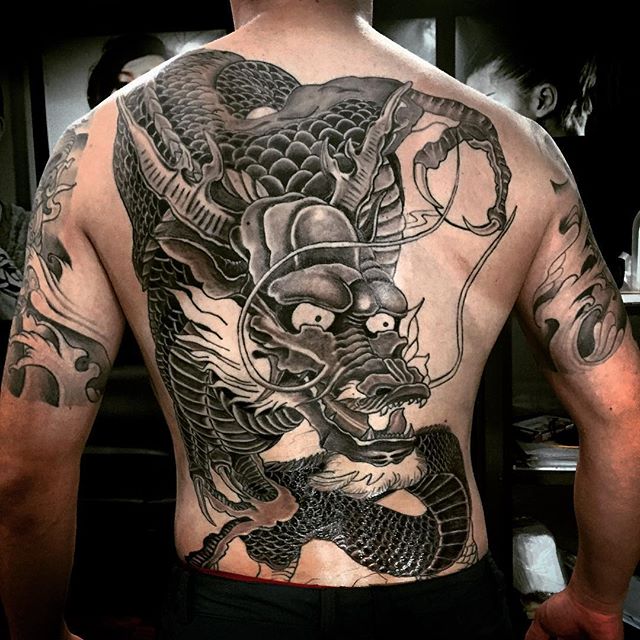 tatuaje hombre en la espalda 431