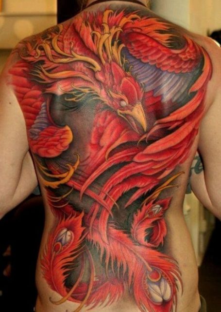 tatuaje hombre en la espalda 451