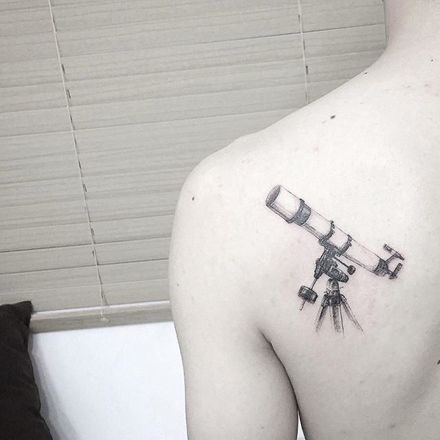 tatuaje hombre en la espalda 471