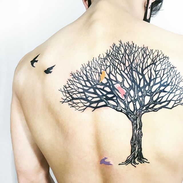tatuaje hombre en la espalda 501