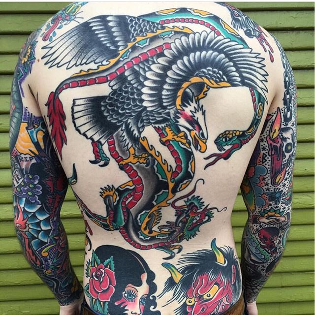 tatuaje hombre en la espalda 511