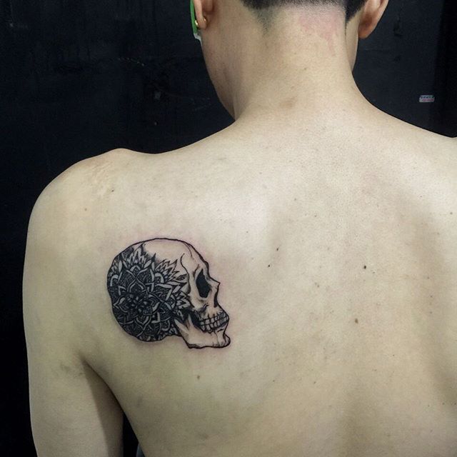 tatuaje hombre en la espalda 541
