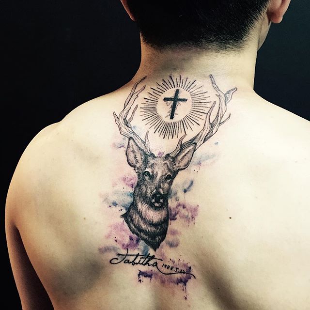 tatuaje hombre en la espalda 561