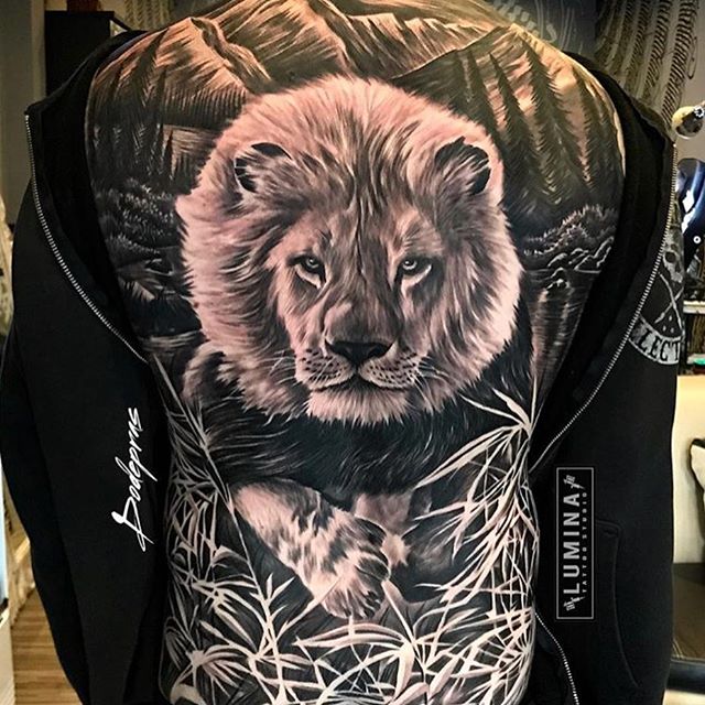 tatuaje hombre en la espalda 571