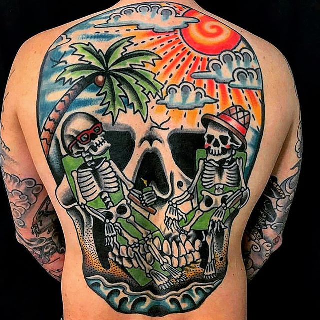 tatuaje hombre en la espalda 591
