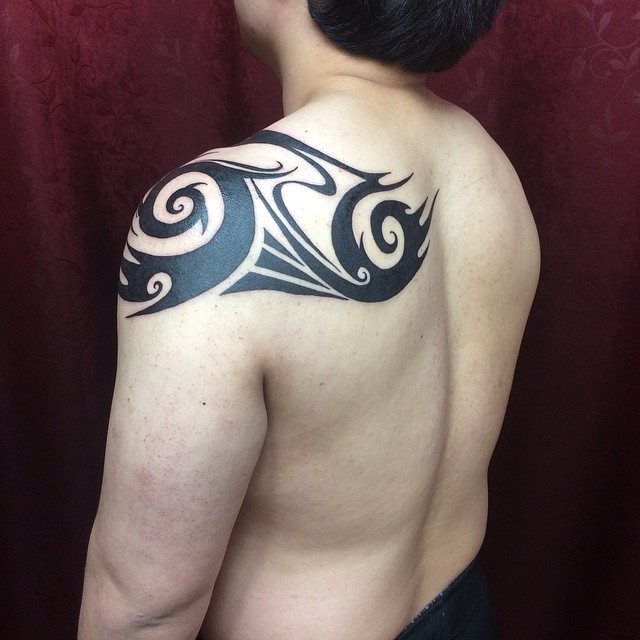 tatuaje hombre en la espalda 61