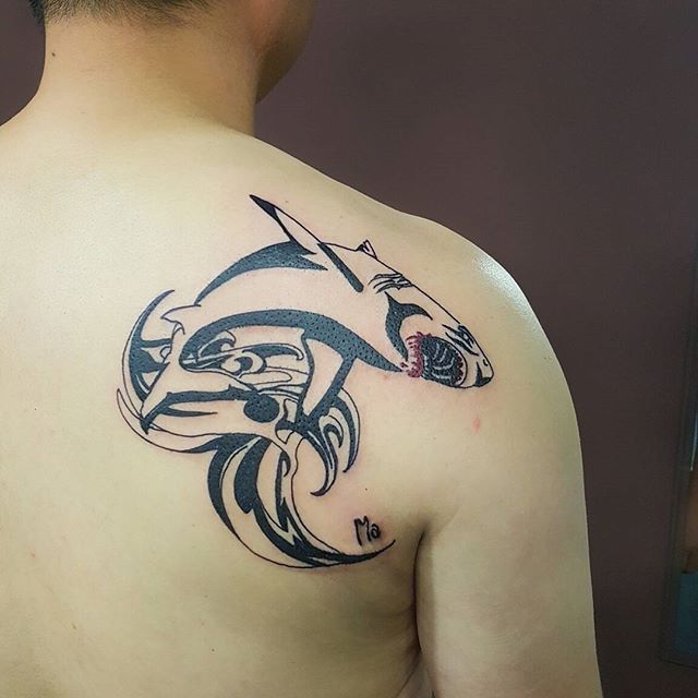 tatuaje hombre en la espalda 621