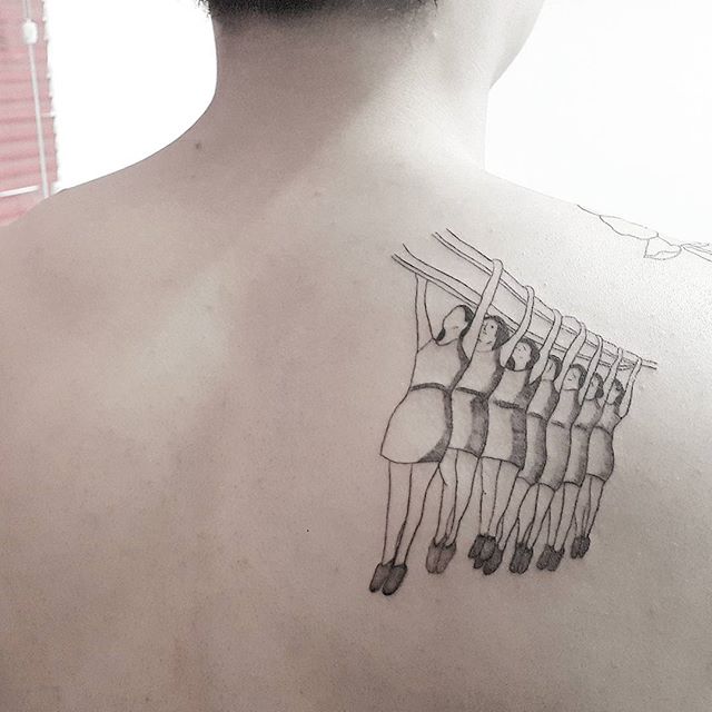 tatuaje hombre en la espalda 631