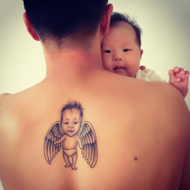 tatuaje hombre en la espalda 71