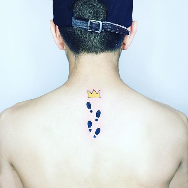 tatuaje hombre en la espalda 81