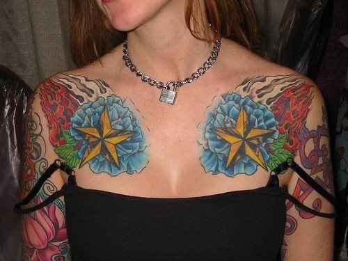 Esta mujer tiene tatuajes en los brazos, las manos y el pecho.