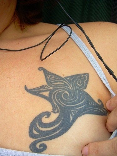Tatuaje de un símbolo cuyo significado desconozco, en el pecho.