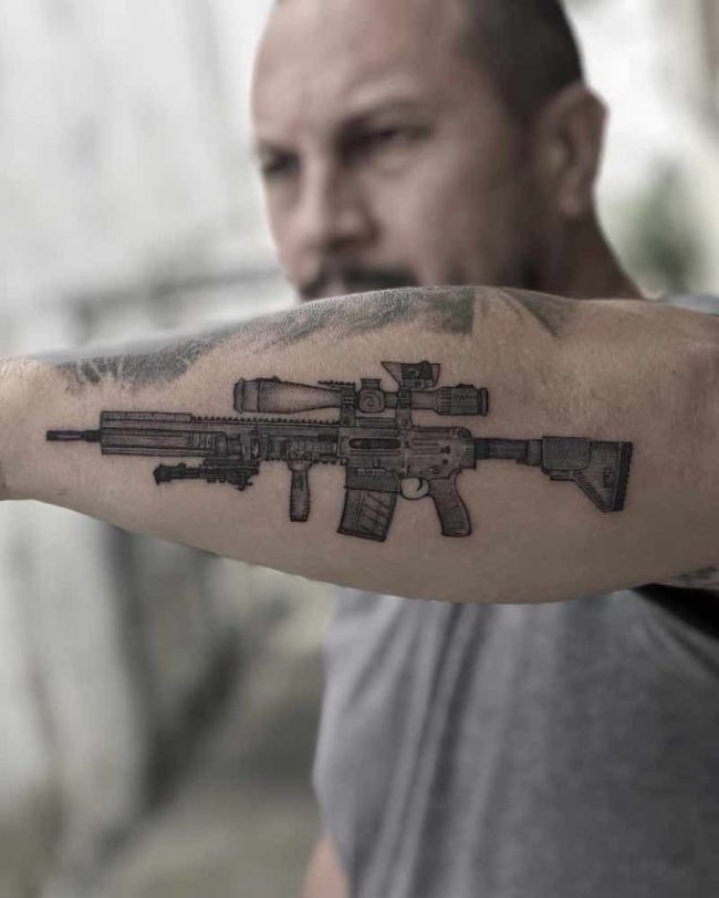 Tatuajes del fusil semiautomático Colt AR-15