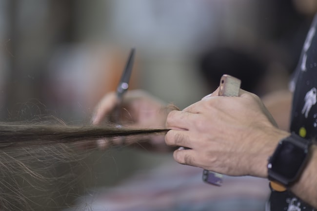 ¿Qué significa soñar con un corte de pelo?