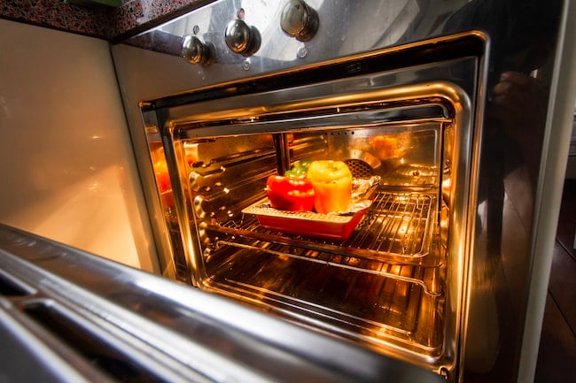 horno con comida