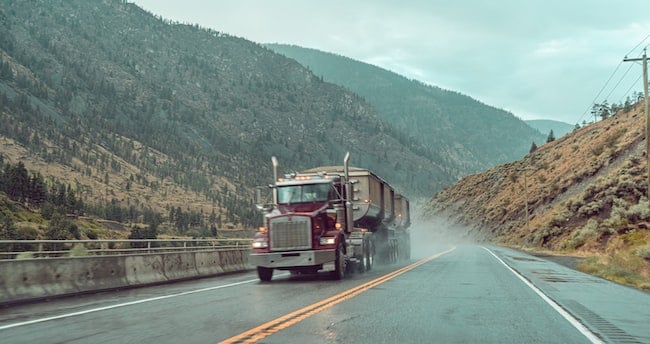 un trailer en una carretera americana