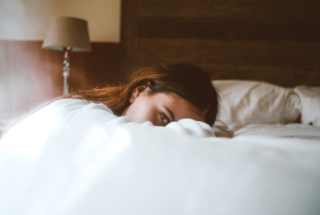 Una mujer contemplativa, pensando y mirando a cámara