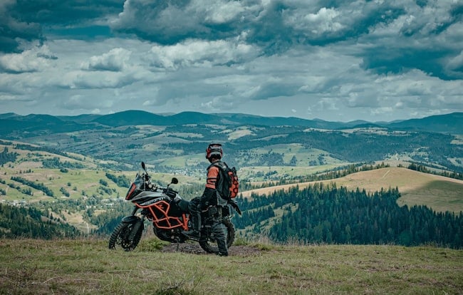 Una moto en una ruta de montaña