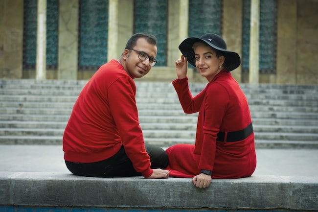 dos personas vestidas de rojo