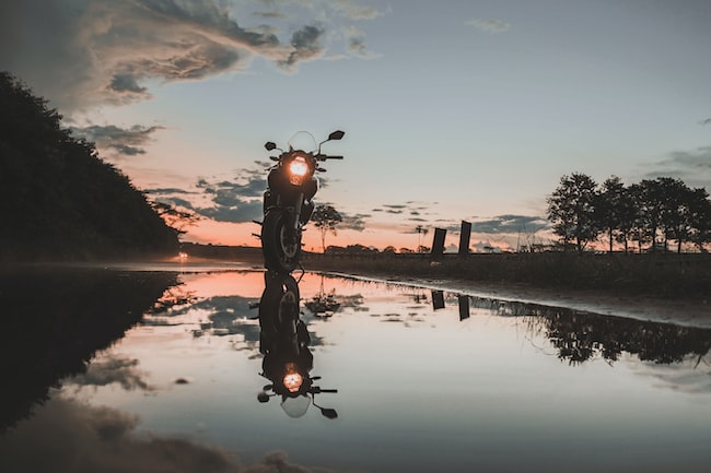 Una moto aparcada en un paisaje increíble