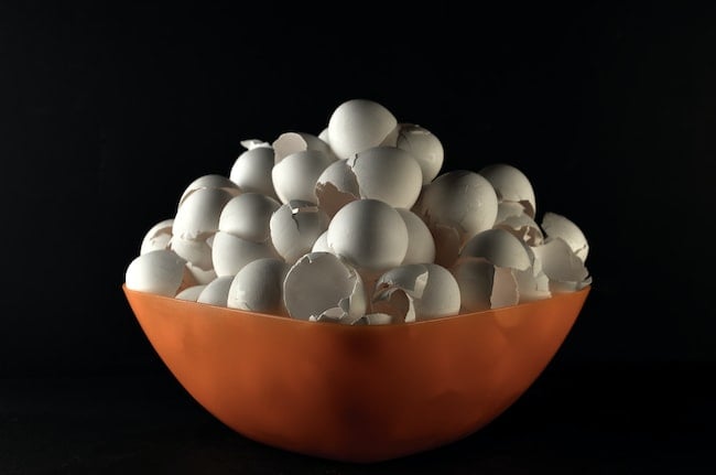 Un bol lleno de huevos rotos