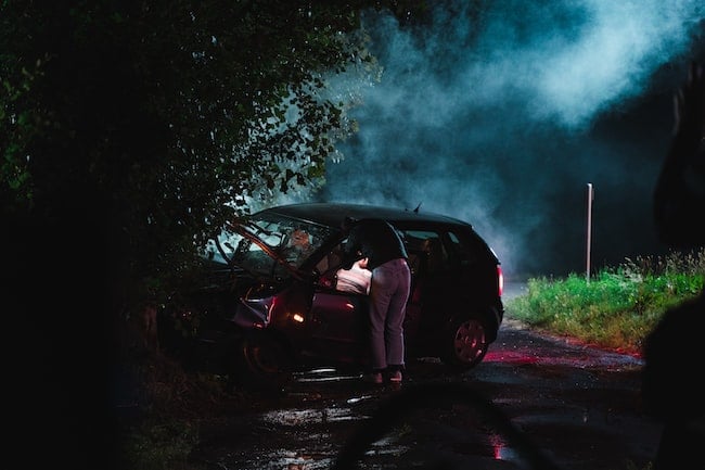 Un coche parado en medio de la carretera