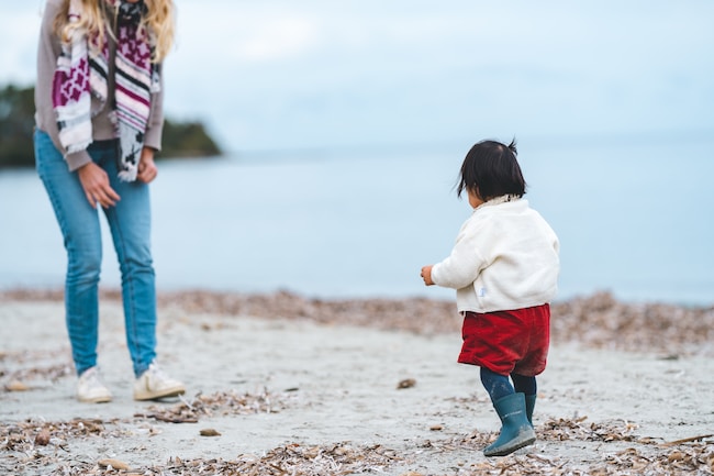 Una madre con su hija adoptada china