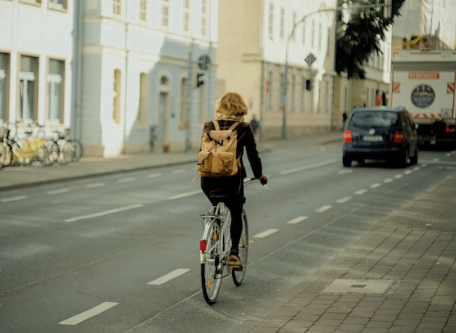 Una chica andando en bici