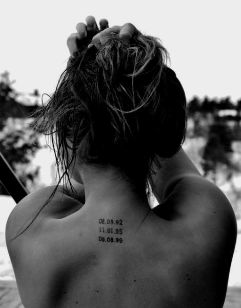 Esta chica tiene tatuados tres fechas importantes. Los números pueden ser números pero puedes construir fechas con ellos y el resultado ya ves como es... genial.