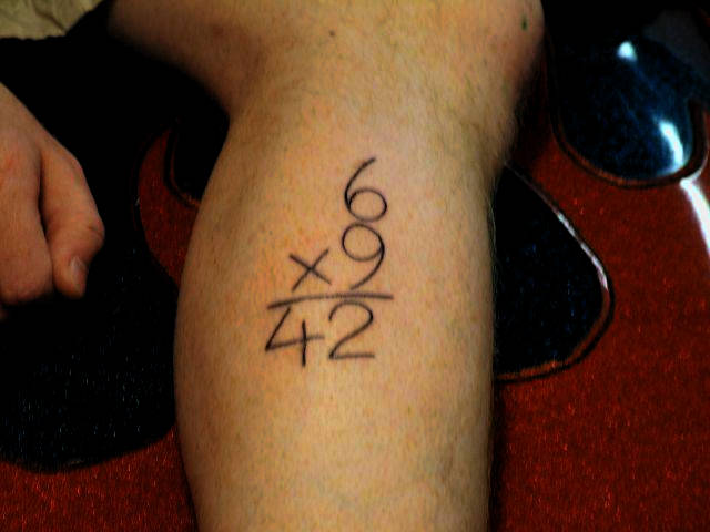 Es una multiplicación. Un tattoo bastante llamativo y un poco raro. No es normal ver este tipo de tattoos en la calle.