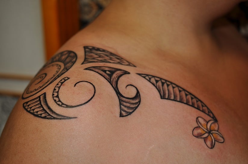 35 Tatuajes hawaianos: Tribales, tortugas y flores