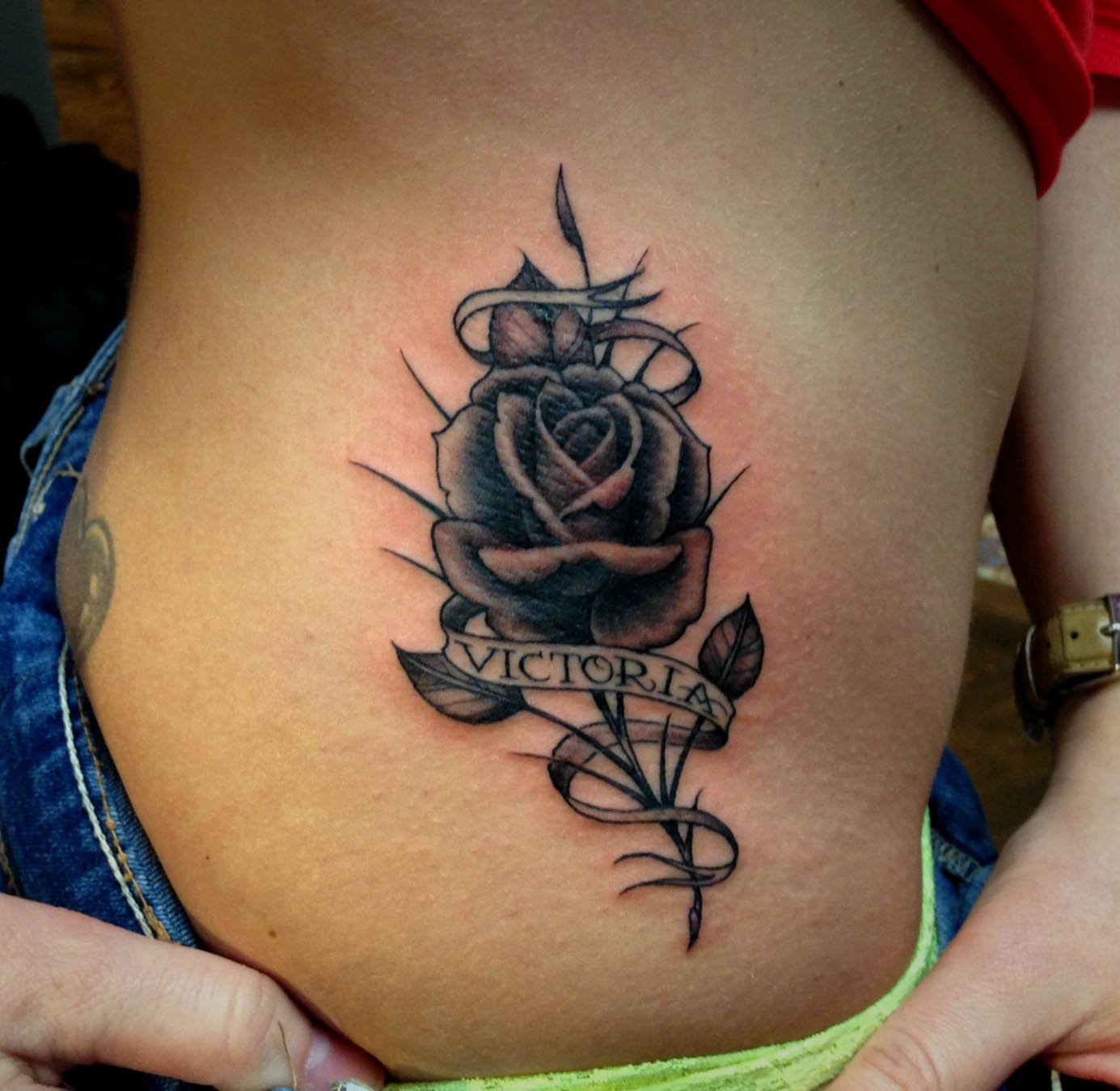 tatuaje-rosa-cadera
