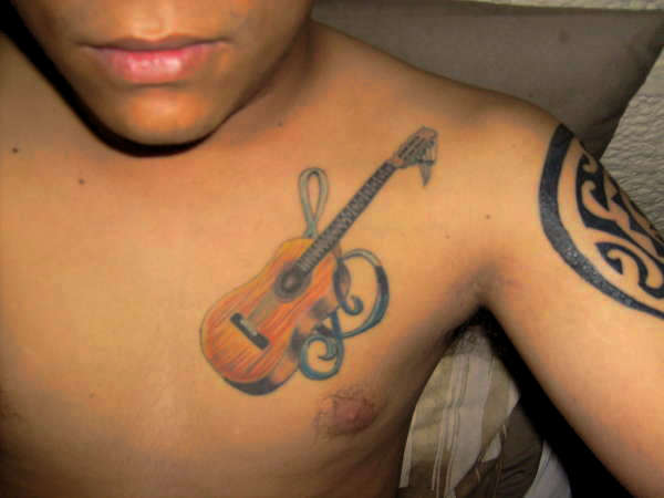 guitarra-tatuaje-pecho-hombre