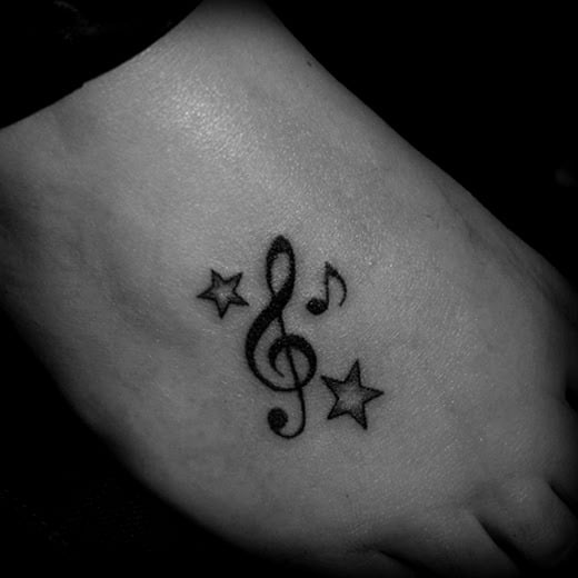 tattoo-clave-sol-estrellas-pie