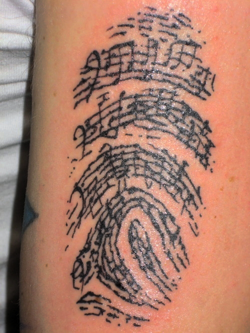 tatuaje-notas-musicales-hombre