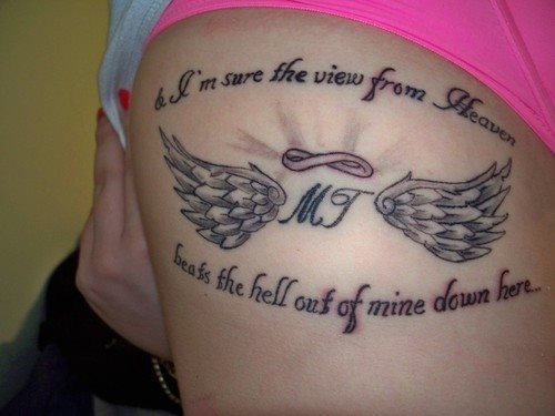 Tatuaje de frases decorado con alas